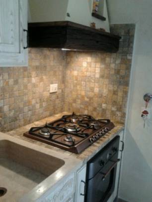 Cucina in legno bianco e travertino scabas
